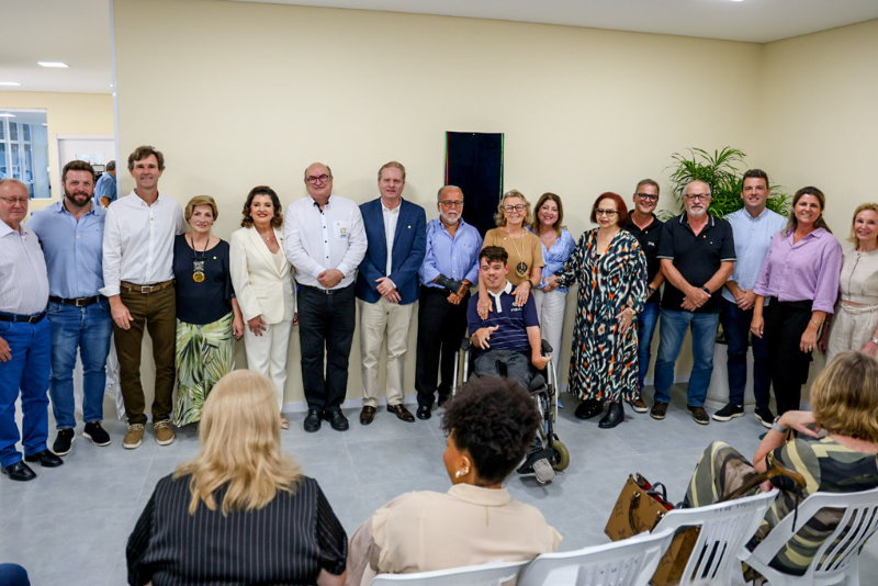 Na manhã da última terça-feira, 19 de novembro, a Associação de Pais e Amigos dos Excepcionais (APAE) de Florianópolis inaugurou suas novas instalações no Complexo de Atendimento Especializado Guilherme Kuerten, localizado no bairro Itacorubi. O novo espa