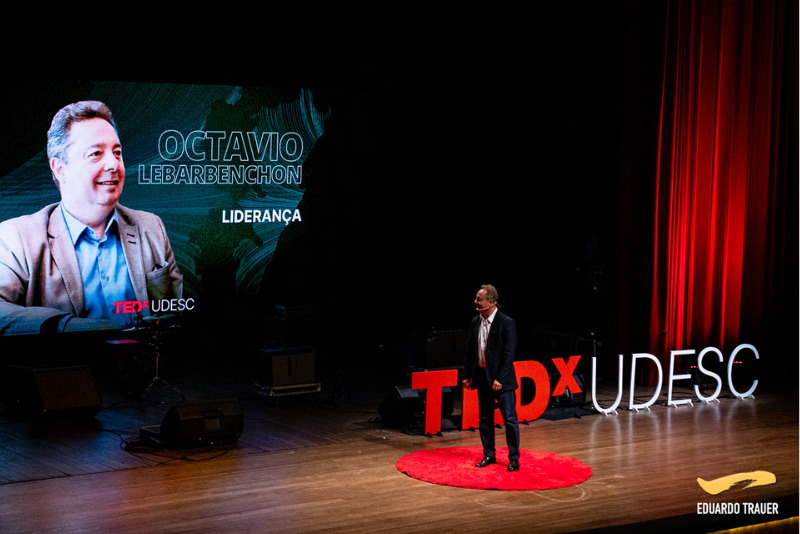 Na última terça-feira, 19, o Teatro Ademir Rosa, no Centro Integrado de Cultura (CIC), em Florianópolis, foi palco do TEDxUdesc, um evento que promoveu a disseminação de ideias transformadoras. Com o tema “Pontes”, a edição abordou temas ligados às oito á